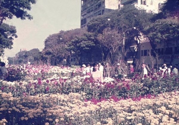 Chợ hoa Tết trên đường Nguyễn Huệ dịp Tết Đinh Mùi 1967