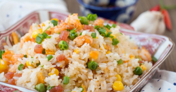 Cơm chiên trứng muối lạp xưởng